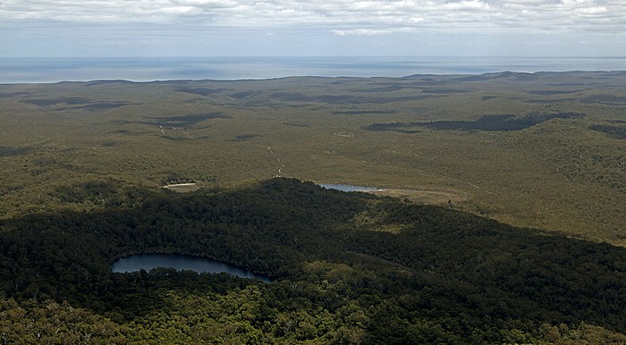 Luftbild aus der Gippsland GA-8 Airvan: Regenwald mit Hidden Lake (unten) und den Coomboo Lakes Fraser Island