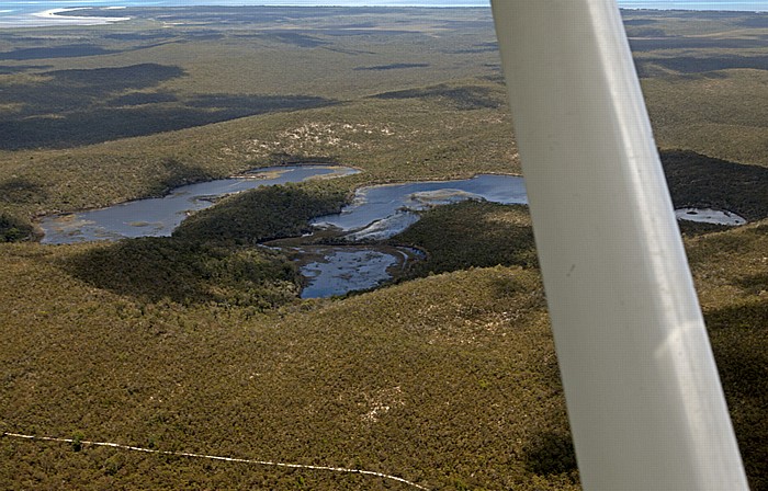 Fraser Island Luftbild aus der Gippsland GA-8 Airvan: Regenwald mit den Boomerang Lakes