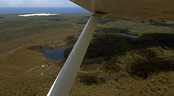 Luftbild aus der Gippsland GA-8 Airvan: Regenwald mit den Coomboo Lakes Fraser Island