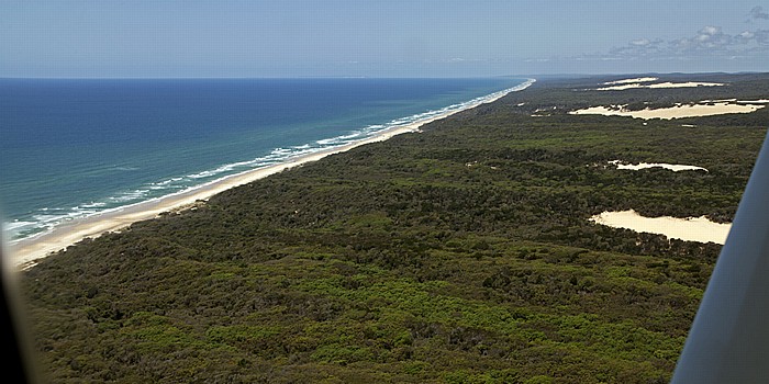 Luftbild aus der Gippsland GA-8 Airvan: Korallenmeer (Coral Sea), 75-Mile-Beach, Regenwald, Sandblows Fraser Island