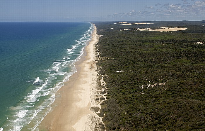 Fraser Island Luftbild aus der Gippsland GA-8 Airvan: Korallenmeer (Coral Sea), 75-Mile-Beach, Regenwald, Sandblows