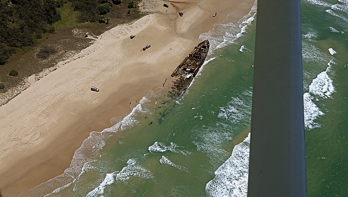 Luftbild aus der Gippsland GA-8 Airvan: 75-Mile-Beach mit dem Wrack der S.S. Maheno, Korallenmeer (Coral Sea) Fraser Island