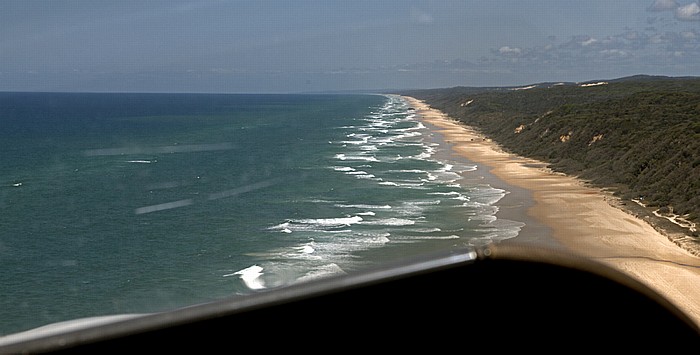 Fraser Island Luftbild aus der Gippsland GA-8 Airvan: Landeanflug auf den 75-Mile-Beach