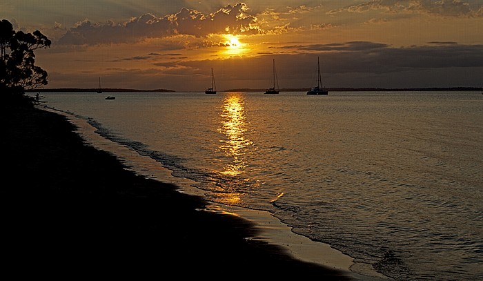 Kingfisher Bay: Sonnenuntergang über der Great Sandy Strait Fraser Island