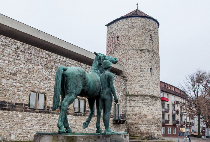 Hannover Altstadt: Hohes Ufer - Bronzeskulptur Mann mit Pferd Beginenturm Historisches Museum Hannover