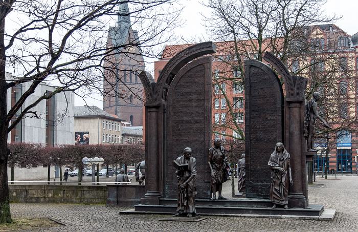 Hannover Altstadt: Platz der Göttinger Sieben - Denkmal der Göttinger Sieben Marktkirche