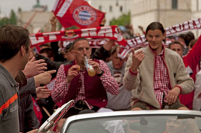 Ludwigstraße: Meisterschaftskorso 2013 des FC Bayern München - Franck Ribéry, Daniel Van Buyten