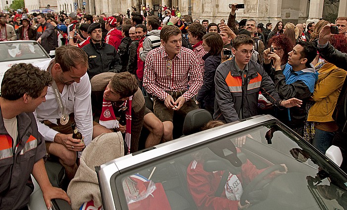 Ludwigstraße: Meisterschaftskorso 2013 des FC Bayern München - Tom Starke, Thomas Müller, Toni Kroos