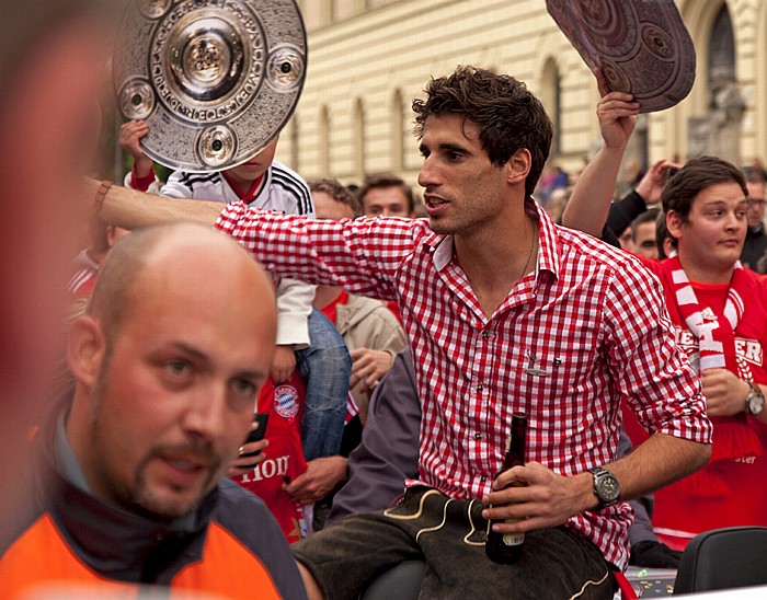 Ludwigstraße: Meisterschaftskorso 2013 des FC Bayern München - Javi Martínez