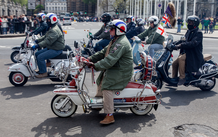 City of Westminster: Parliament Square - Mods auf Motorrollern London