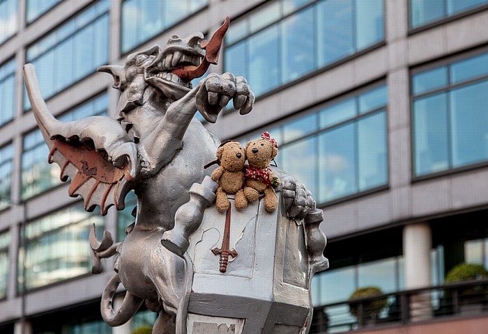 City of London: Farringdon Street - Dragon boundary mark: Teddy und Teddine