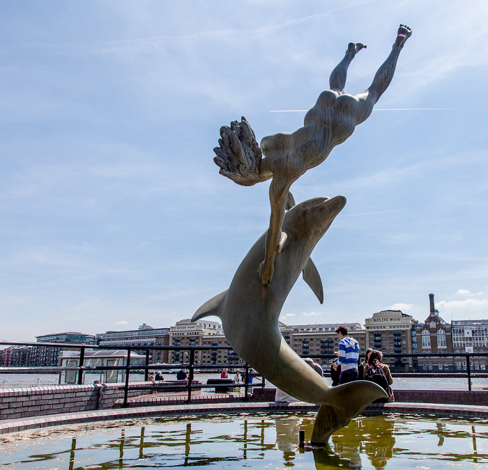 St Katharine Pier: Girl with a Dolphin (von David Wynne) London