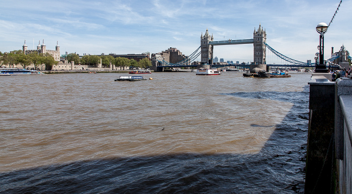 Blick von More London Riverside: Themse, Tower of London, Tower Bridge London