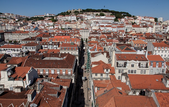 Lissabon Blick vom Elevador de Santa Justa: Baixa - Rua da Santa Justa Castelo de São Jorge Convento da Graça Rua de Santa Justa