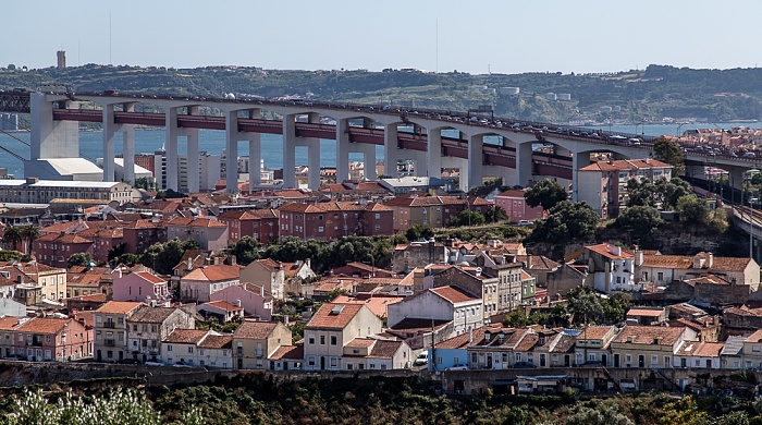 Blick vom Cemitério dos Prazeres: Ponte 25 de Abril über den Tejo und Alcântara Lissabon