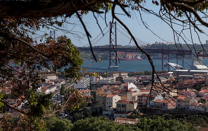 Lissabon Blick vom Cemitério dos Prazeres: Ponte 25 de Abril über den Tejo Estrela