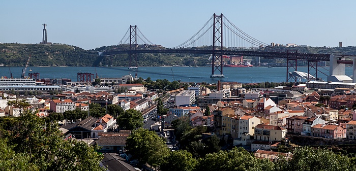 Blick vom Cemitério dos Prazeres: Ponte 25 de Abril über den Tejo und Alcântara Lissabon