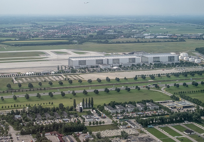 Flughafen Franz Josef Strauß: Hangar 3 und Hangar 4, Start- und Landebahn Süd München