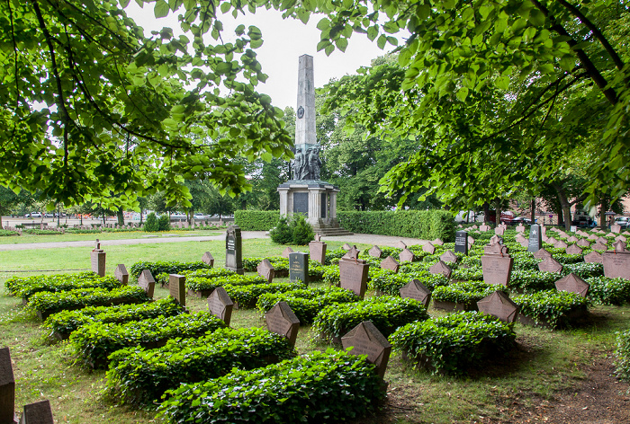 Potsdam Bassinplatz: Sowjetischer Ehrenfriedhof mit Obelisk