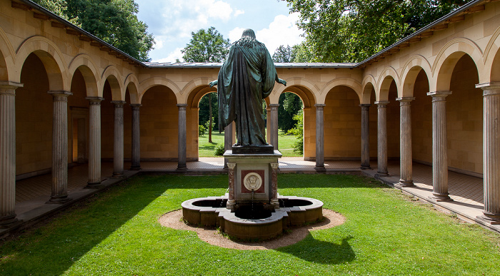 Potsdam Park Sanssouci: Friedenskirche - Innenhof mit Christusstatue