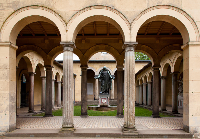 Potsdam Park Sanssouci: Friedenskirche - Innenhof mit Christusstatue