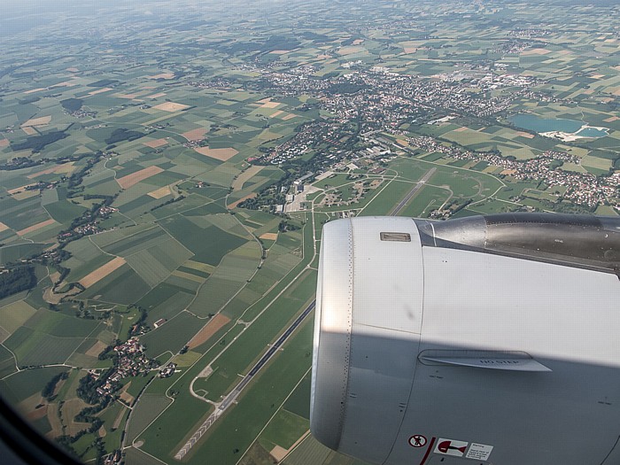 Bayern - Landkreis Erding: Fliegerhorst Erding und Kronthaler Weiher (rechts oben) Luftbild aerial photo