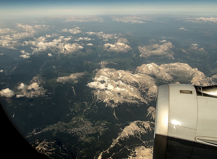 Venetien - Provincia di Belluno: Cortina d'Ampezzo und Fanesgruppe (Dolomiten) Luftbild aerial photo