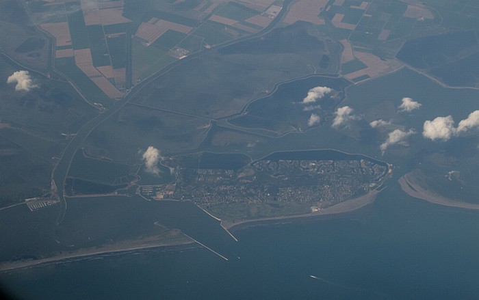 Venetien - Provincia di Rovigo: Parco regionale del Delta del Po, Isola di Albarella, Adriatisches Meer Po di Levante Luftbild aerial photo