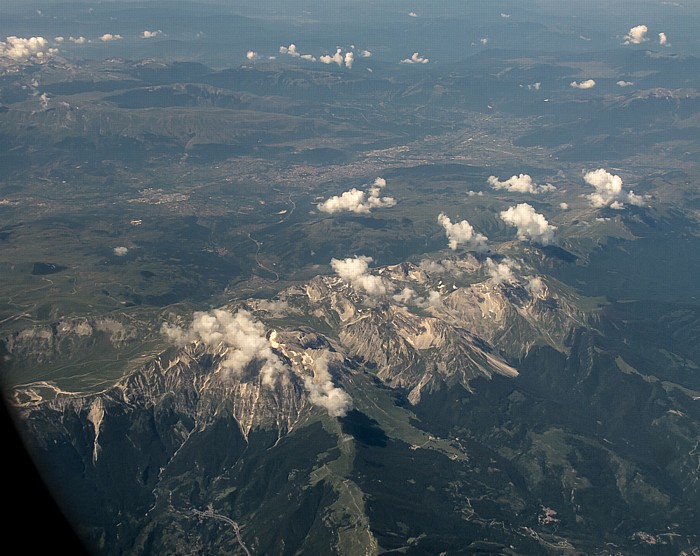 Abruzzen - Provincia dell’Aquila: Parco nazionale Gran Sasso e Monti della Laga Autostrada A24 Gran Sasso d’Italia Gran-Sasso-Tunnel L’Aquila Luftbild aerial photo