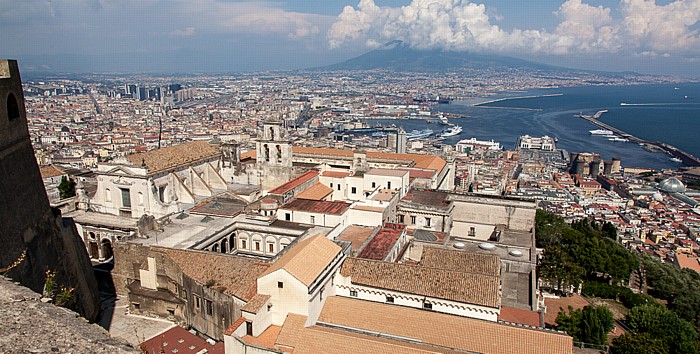 Blick vom Castel Sant' Elmo: Certosa di San Martino, Centro Storico, Hafen (Porto di Napoli), Vesuv, Golf von Neapel