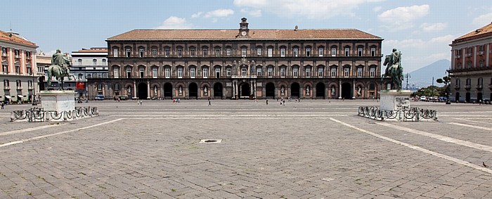 Neapel Centro Storico: Piazza del Plebiscito, Palazzo Reale di Napoli Palazzo della Prefettura Palazzo Salerno Vesuv