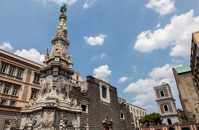 Neapel Centro Storico: Piazza del Gesù Nuovo - Obelisco dell' Immacolata und Chiesa del Gesù Nuovo (Trinità Maggiore) Basilica di Santa Chiara