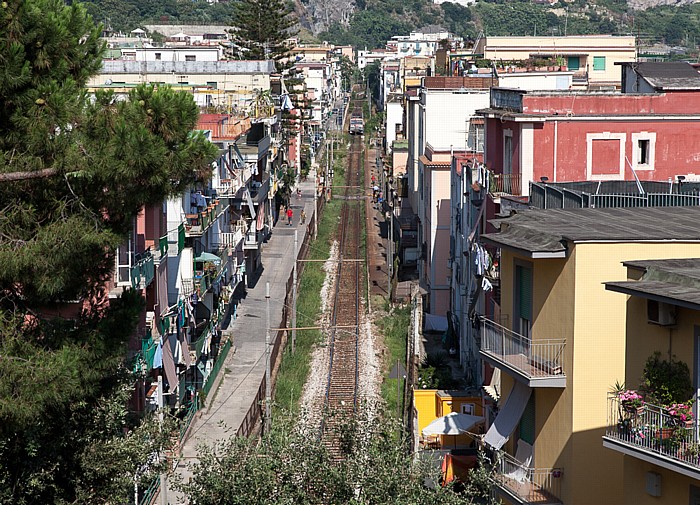 Centro Storico: Bahnstrecke nach Neapel Pozzuoli