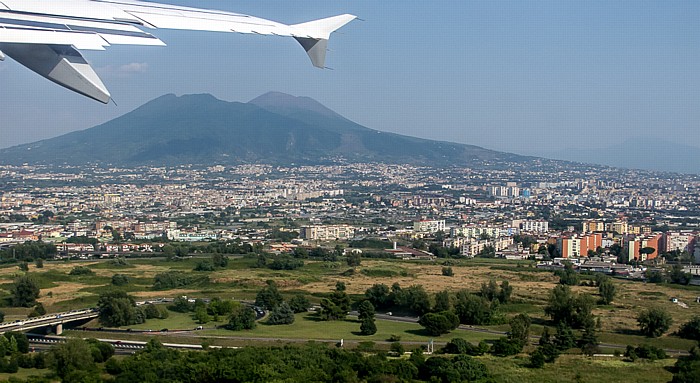 Kampanien - Città metropolitana di Napoli: Neapel, Vesuv Luftbild aerial photo