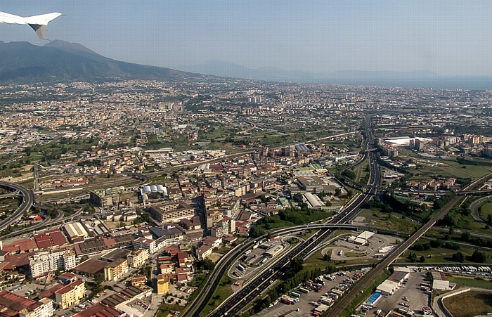 Kampanien - Città metropolitana di Napoli: Neapel mit der Autostrada A1 Golfo di Napoli Vesuv Luftbild aerial photo