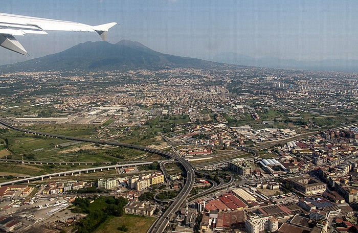 Kampanien - Città metropolitana di Napoli: Neapel, Vesuv Circumvallazione Esterna di Napoli Luftbild aerial photo