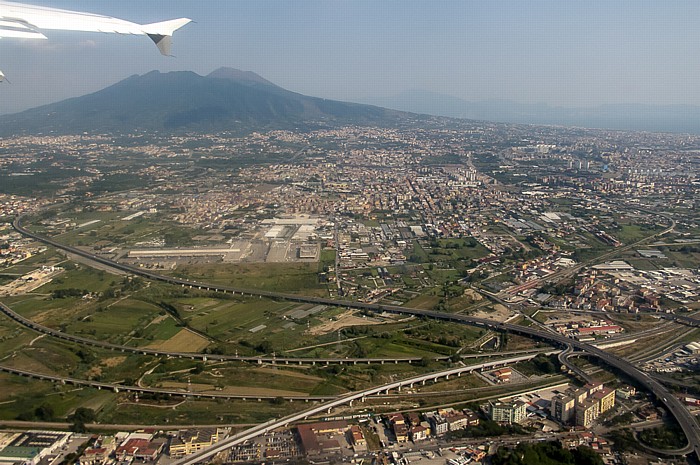 Kampanien - Città metropolitana di Napoli: Neapel, Vesuv Circumvallazione Esterna di Napoli Luftbild aerial photo