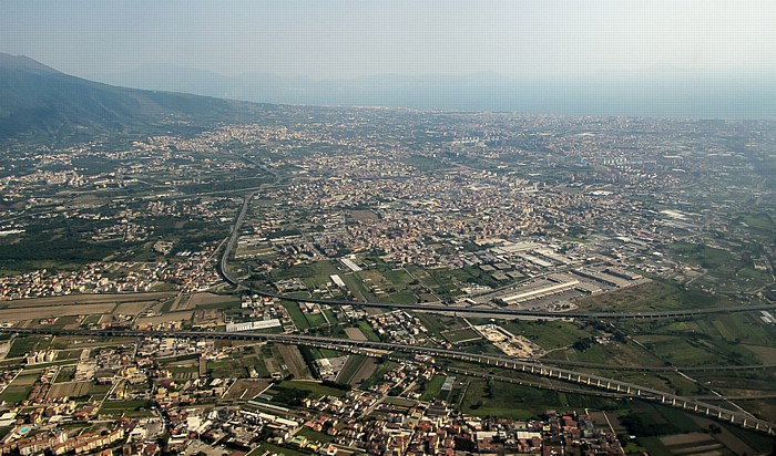 Kampanien - Città metropolitana di Napoli: Neapel, Golfo di Napoli Vesuv Luftbild aerial photo