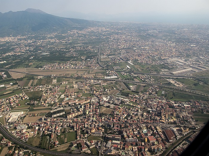 Kampanien - Città metropolitana di Napoli: Neapel, Vesuv Luftbild aerial photo