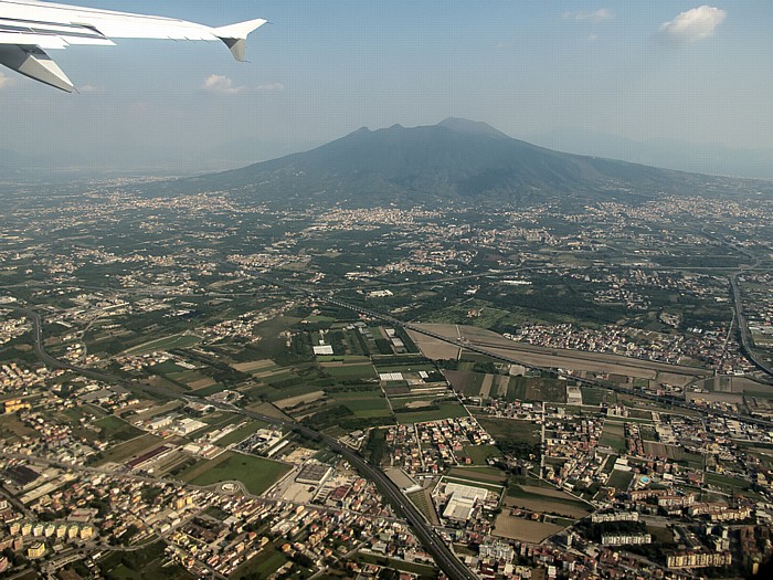 Kampanien - Città metropolitana di Napoli: Vesuv Neapel Luftbild aerial photo