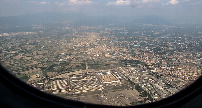 Kampanien - Città metropolitana di Napoli: Fiat Chrysler Automobiles-Werk Pomigliano d’Arco Brusciano Castello di Cisterna Neapel Luftbild aerial photo