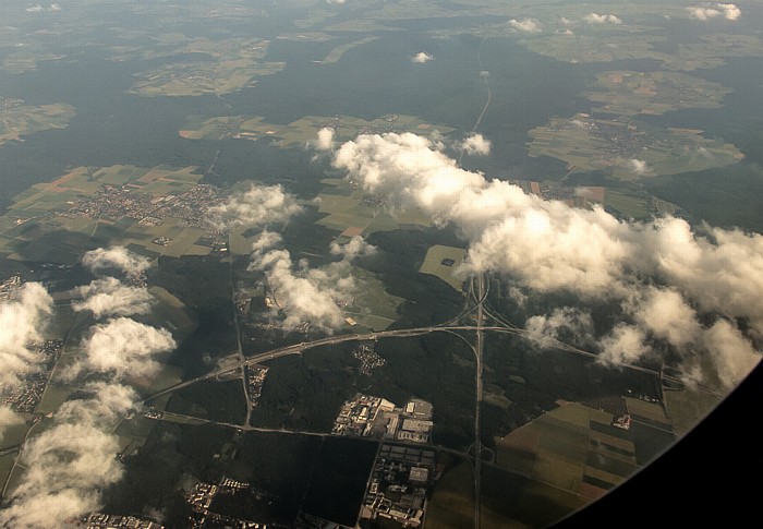 Bayern - Landkreis München Anschlussstelle Ottobrunn Anschlussstelle Taufkirchen-Ost Autobahnkreuz München-Süd Autobahnring A 99 Brunnthal Bundesautobahn A 8 Bundesautobahn A 995 Hofoldinger Forst Höhenkirchen-Siegertsbrunn Ottobrunn Sauerlach Taufkirchen Luftbild aerial photo