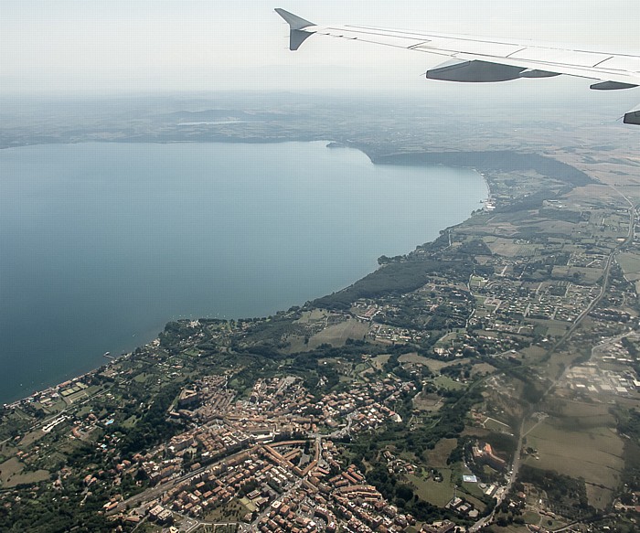 Latium - Città metropolitana di Roma Capitale: Lago di Bracciano und Bracciano Lago di Martignano Luftbild aerial photo