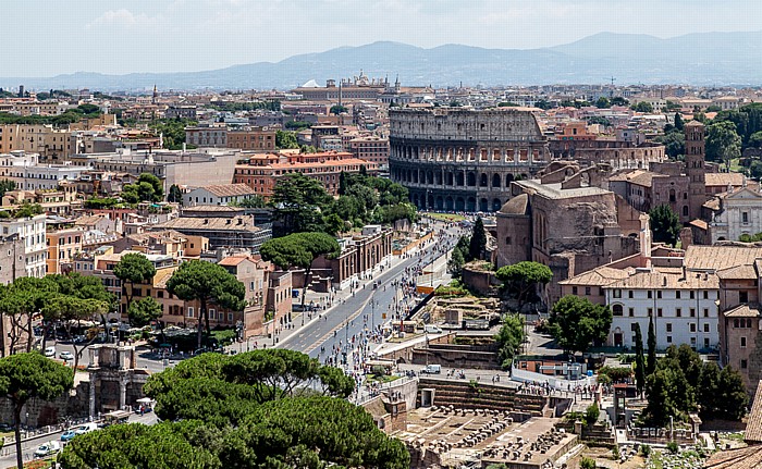 Rom Blick vom Monumento Vittorio Emanuele II Forum Romanum Kolosseum Via dei Fori Imperiali