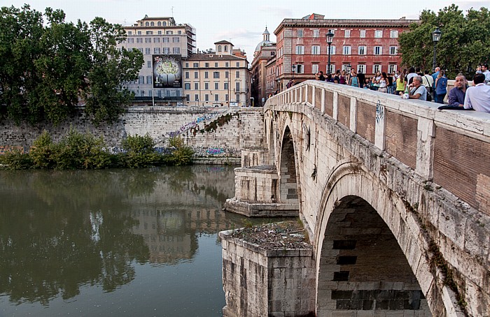 Ponte Sisto über den Tiber zwischen Trastevere und Regola (oben) Rom