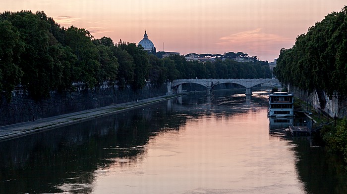 Rom Blick von der Ponte Sisto: Tiber, Ponte Giuseppe Mazzini Petersdom Regola Trastevere