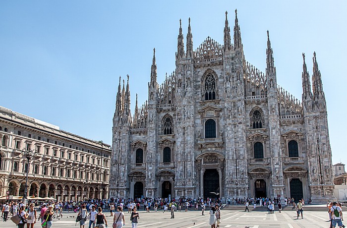 Piazza del Duomo: Palazzo dei Portici Settentrionali und Mailänder Dom (Duomo di Santa Maria Nascente) Mailand