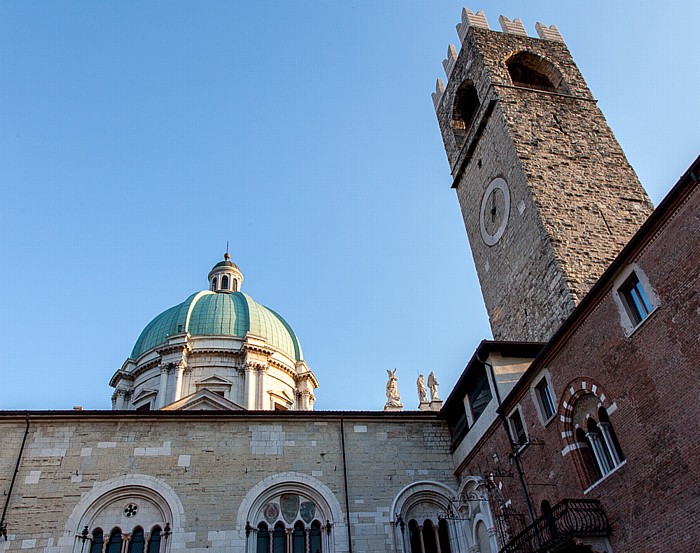 Brescia Centro Storico (Quartiere Antica): Palazzo Broletto mit dem Torre del Pegol (Torre del Popolo) Duomo nuovo