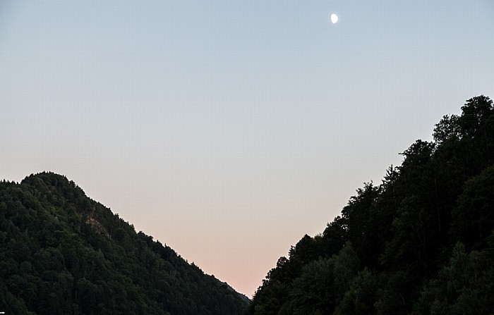 Obermühl an der Donau Mondaufgang über dem Böhmischen Massiv