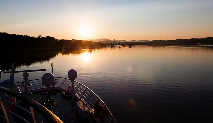 Melk Sonnenaufgang über der Donau Kraftwerk Melk Stift Melk